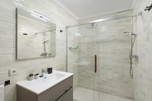 Combined shower/bathtub, hair dryer, towels, soap - Lovely Apartment for 4pax, only 200m to the beach in Cala Sant Vicenç, Pollença (Cala Sant Vicenç)