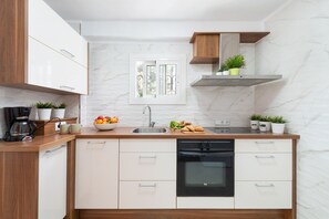 Een koelkast, een microgolfoven, een oven, een kookplaat