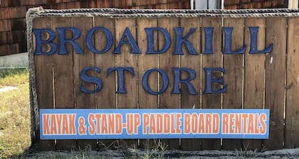 ✨Pet Friendly✨Walk to the beach from this coastal cottage on Broadkill!