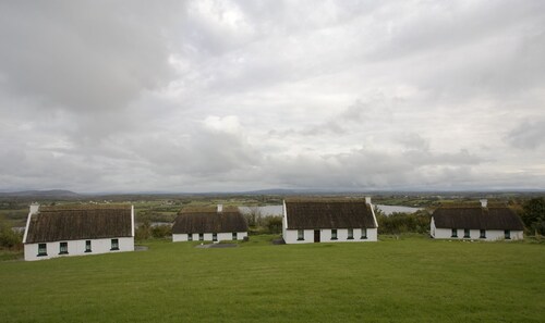Corofin Lake Cottage No 7 -  a two story that sleeps 6 guests  in 3 bedrooms