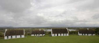 Corofin Lake Cottage No 7 -  a two story that sleeps 6 guests  in 3 bedrooms