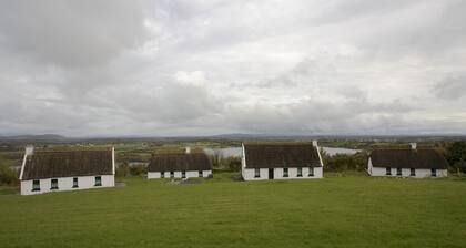Corofin Lake Cottage No 7 - a two story that sleeps 6 guests in 3 bedrooms