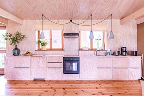 Réfrigérateur, un four, surface de cuisson, lave-vaisselle