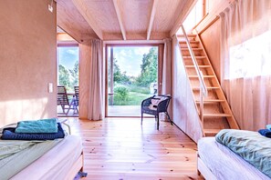 3 bedrooms, soundproofing, WiFi, bed sheets