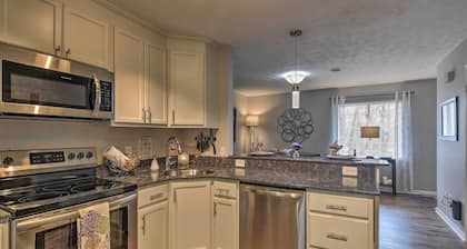 Condo w/ Sunroom, Near Downtown Hendersonville!