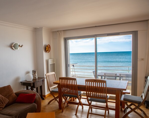 Smart TV, DVD player, books, offices