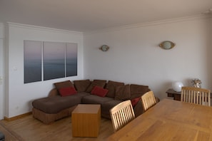 TV connectée, lecteur de DVD, livres, espaces bureaux