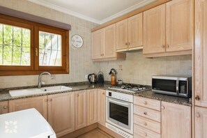 Een koelkast, een microgolfoven, een oven, een vaatwasser