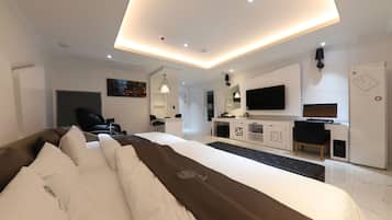 Family Room, Jetted Tub | Desk, blackout drapes, soundproofing, free WiFi