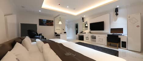 Family Room, Jetted Tub