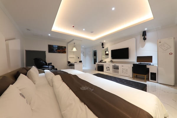 Desk, blackout curtains, soundproofing, free WiFi