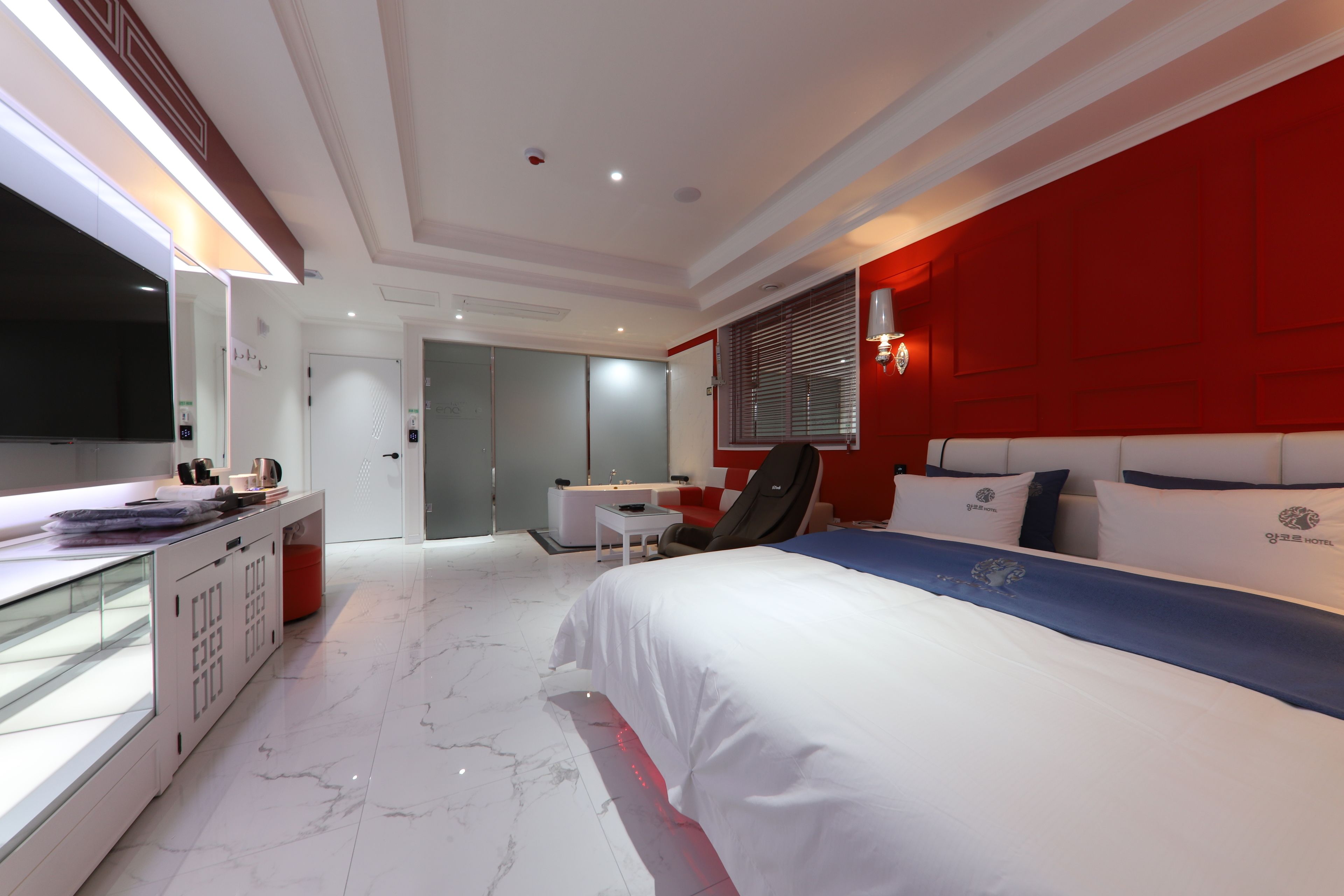 deluxe room, jetted tub | desk, blackout curtains, soundproofing, free wifi