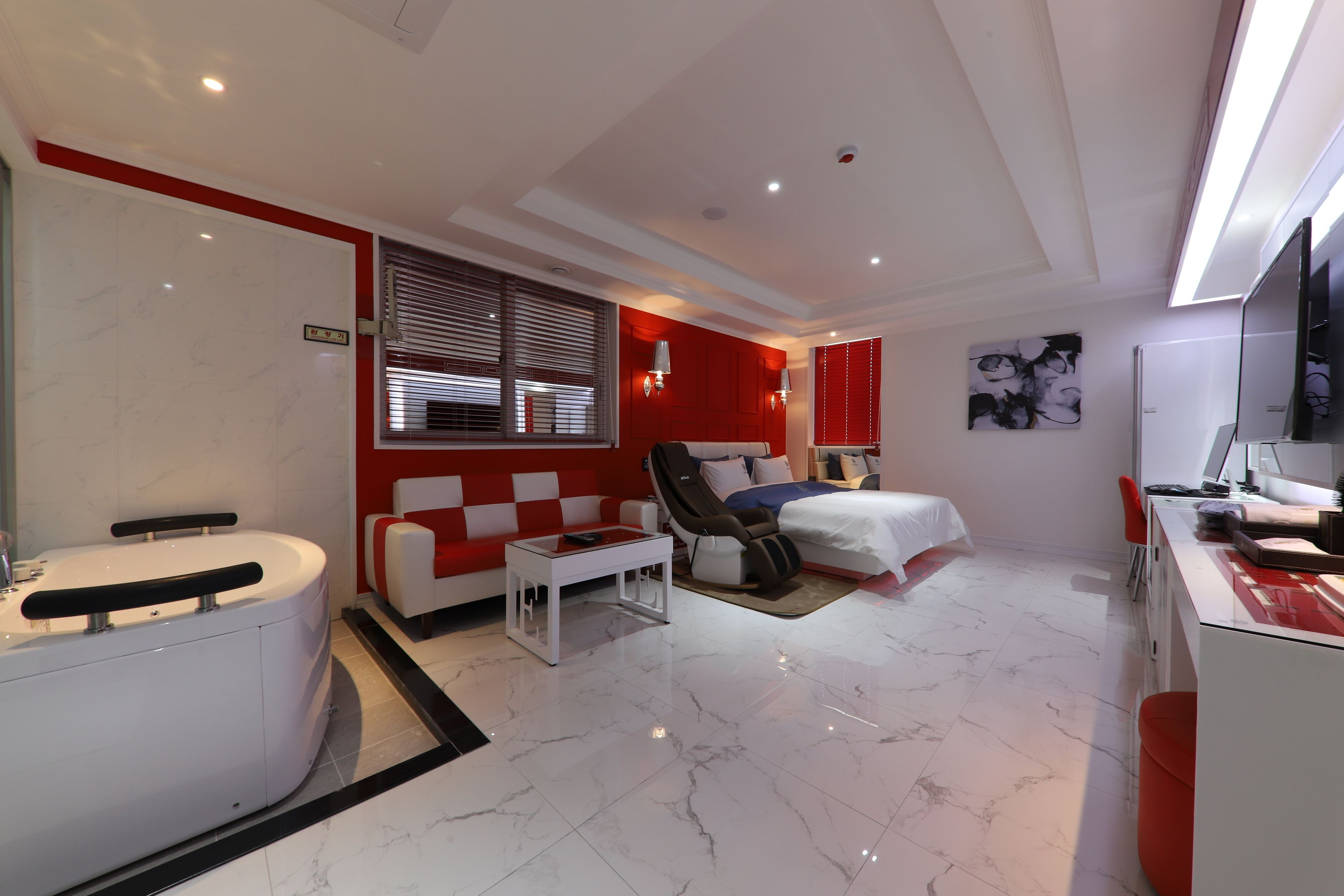 deluxe room, jetted tub | desk, blackout curtains, soundproofing, free wifi