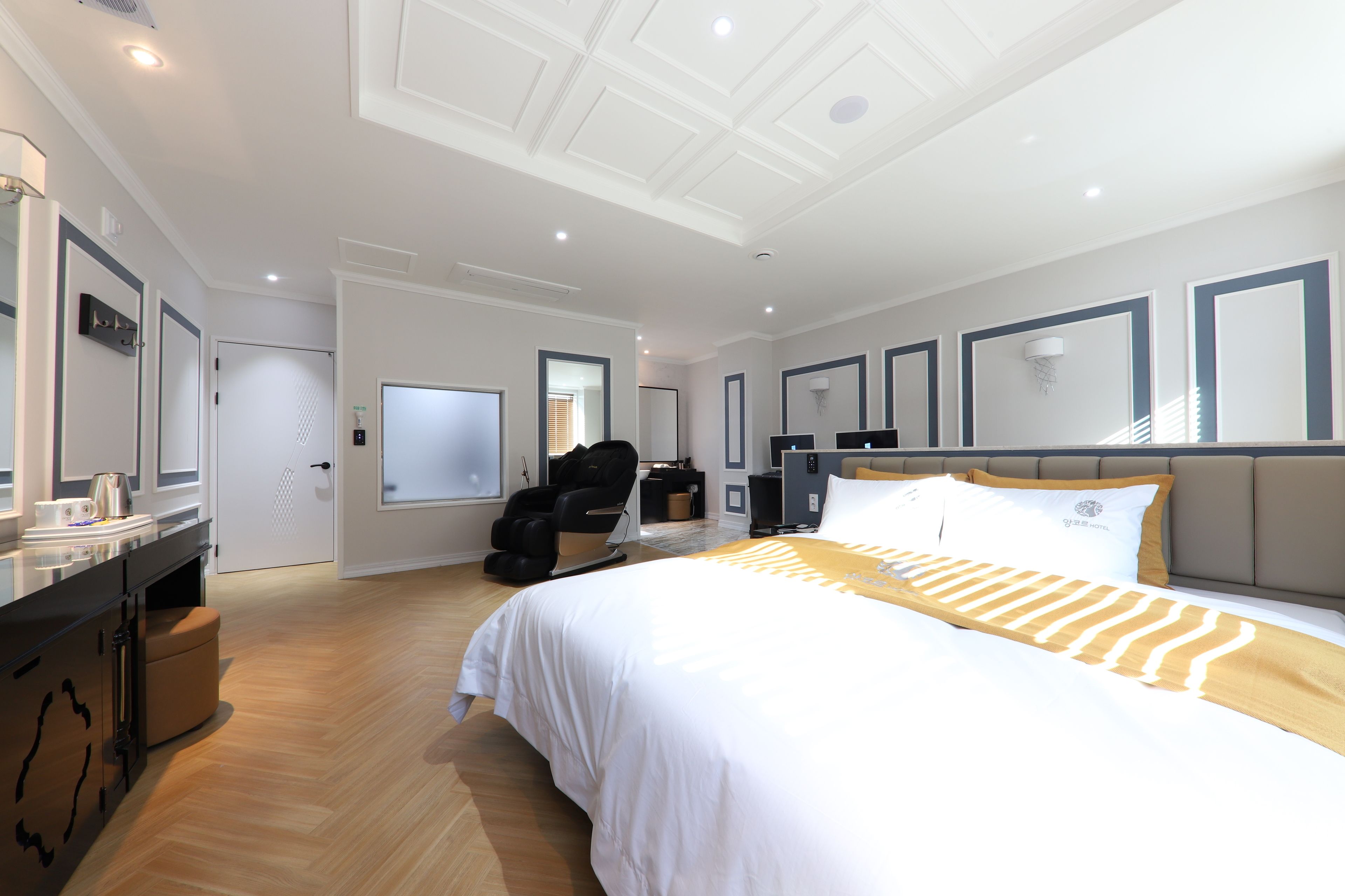 deluxe room, jetted tub (vip) | desk, blackout curtains, soundproofing, free wifi