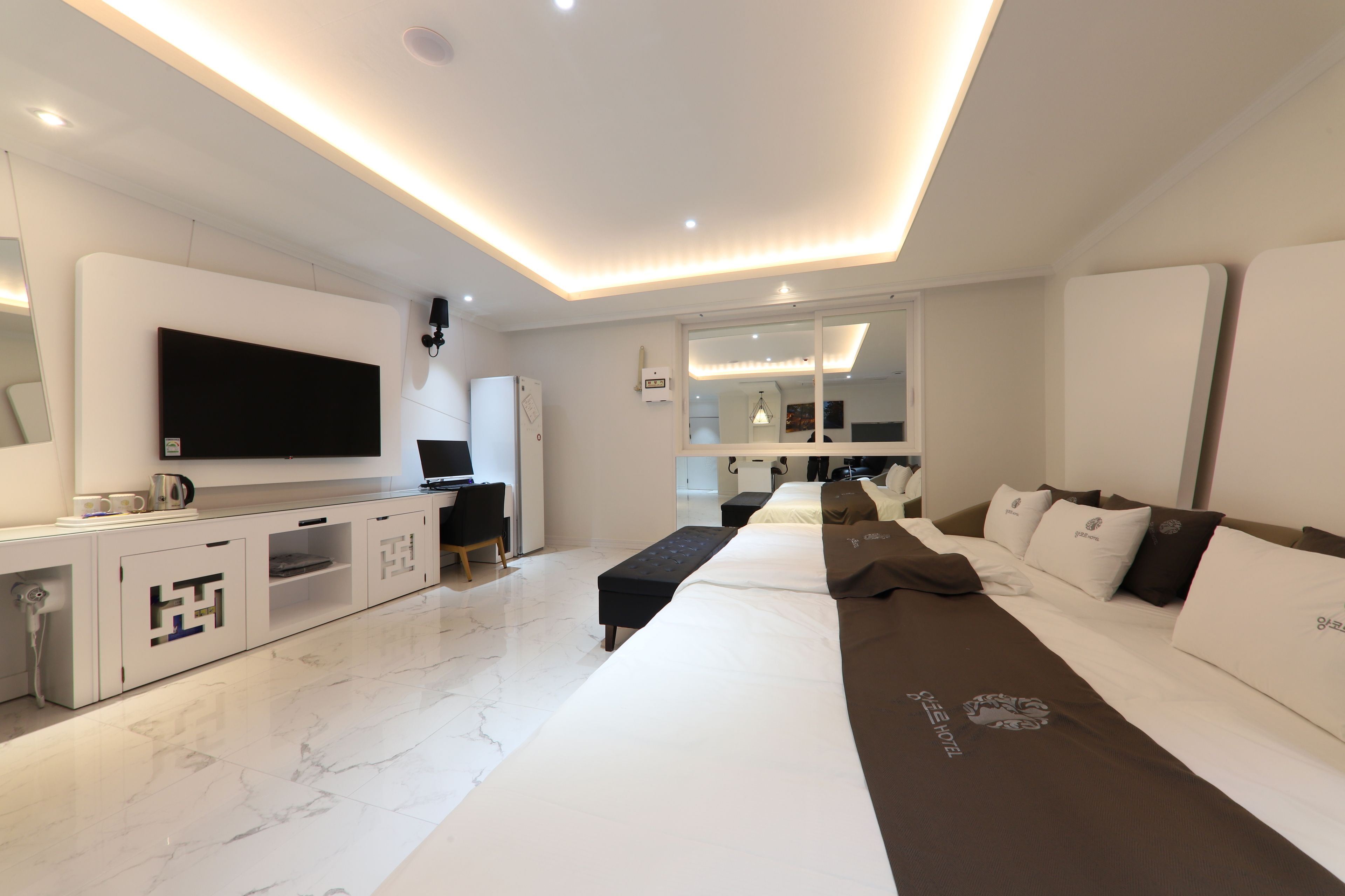 family room, jetted tub | desk, blackout curtains, soundproofing, free wifi