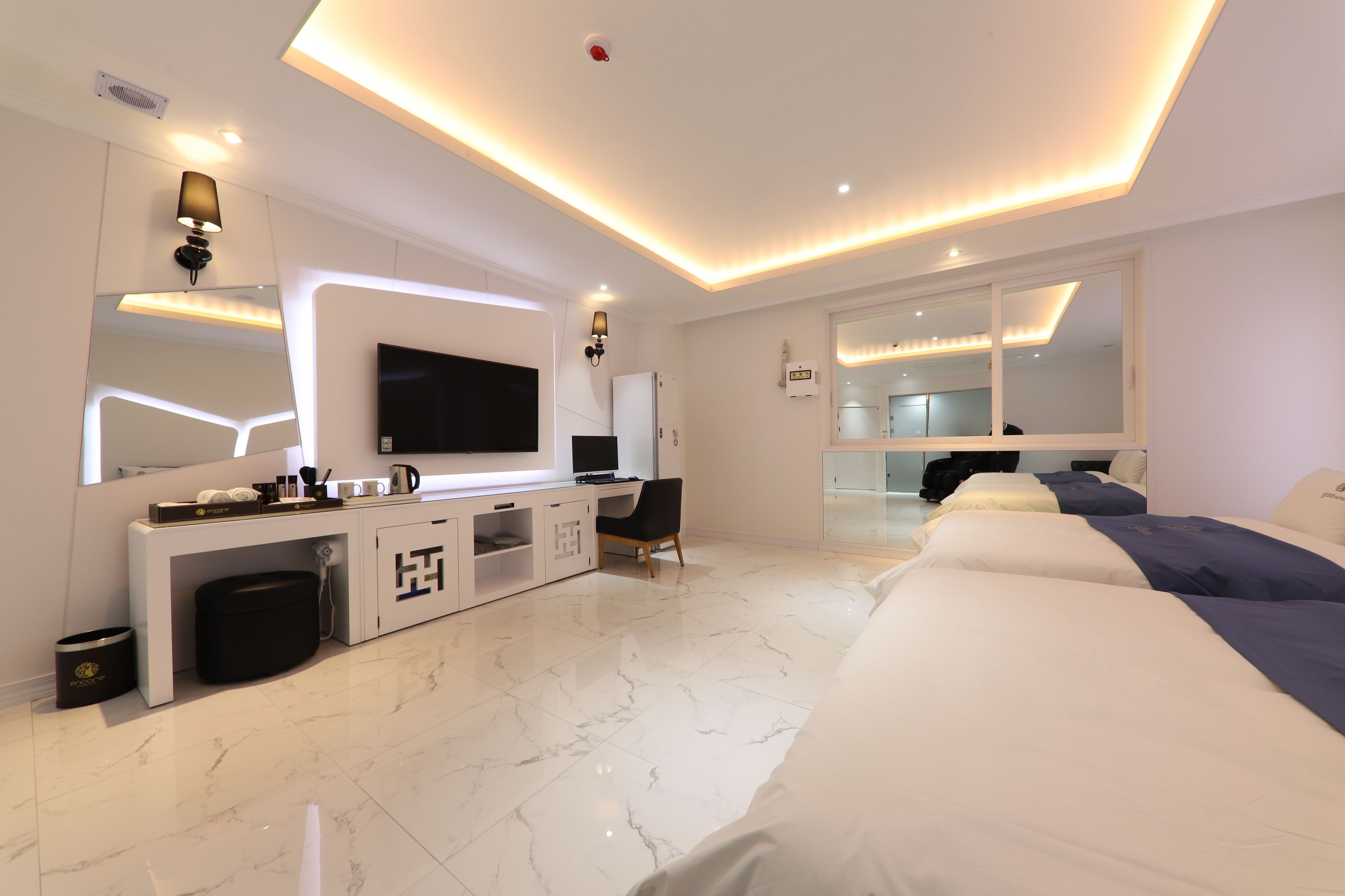 family room, jetted tub | desk, blackout curtains, soundproofing, free wifi