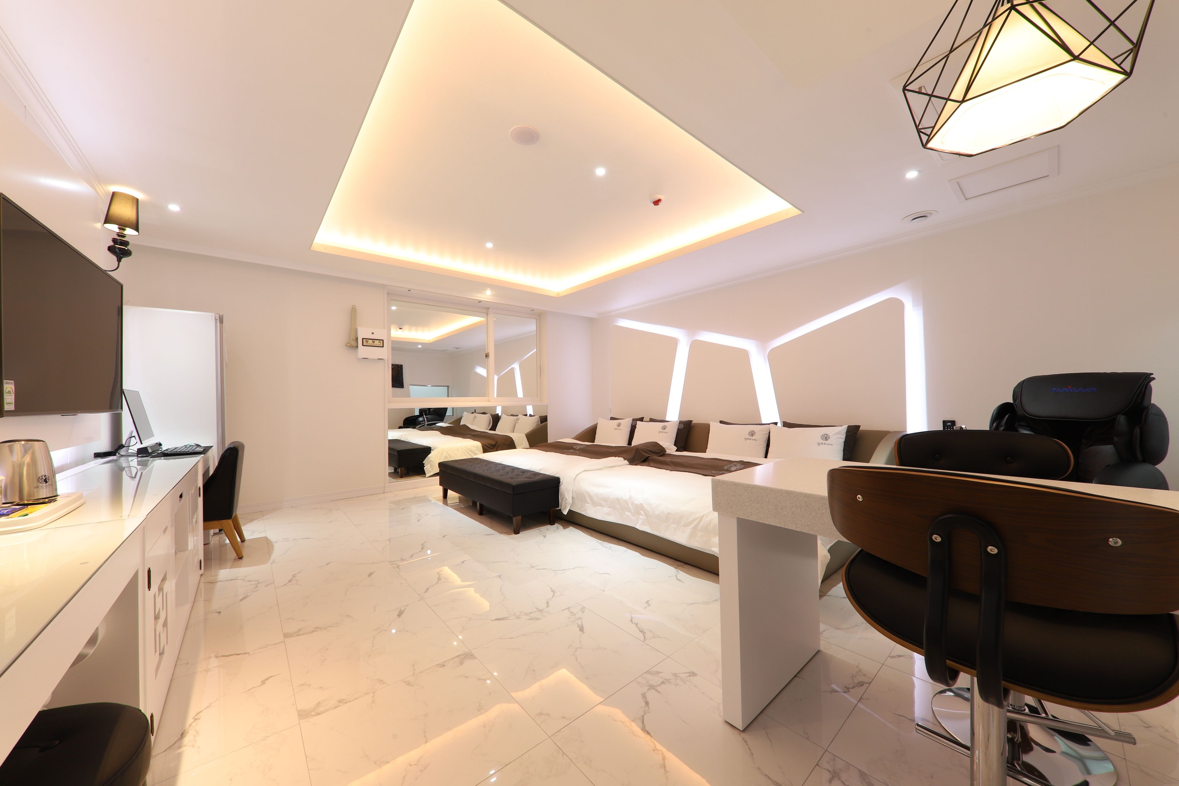 family room, jetted tub | desk, blackout curtains, soundproofing, free wifi