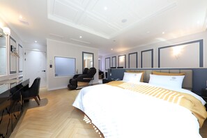 Escritorio, cortinas blackout, sistema de insonorización y wifi gratis 