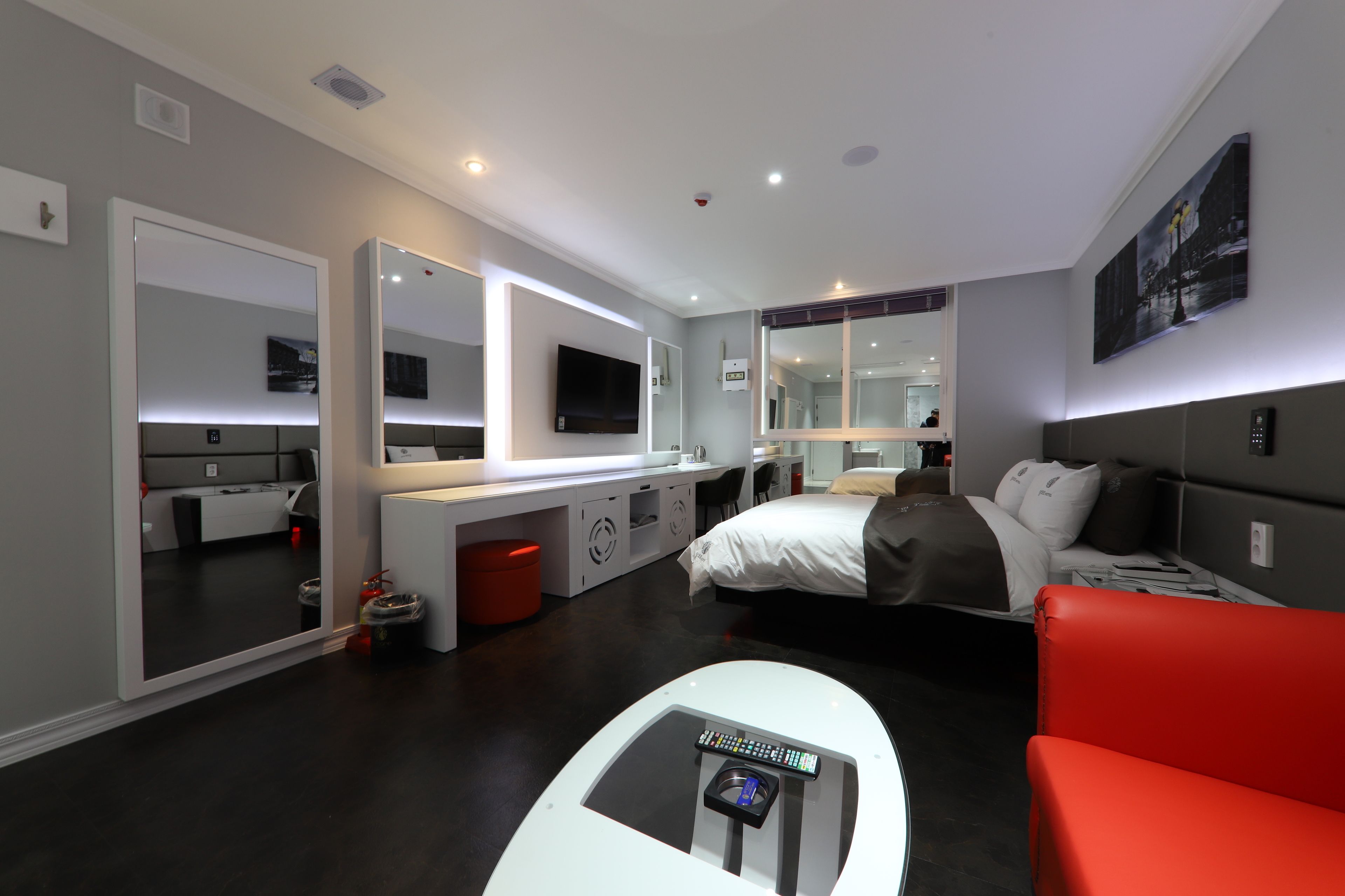 Escritorio, cortinas blackout, sistema de insonorización y wifi gratis 