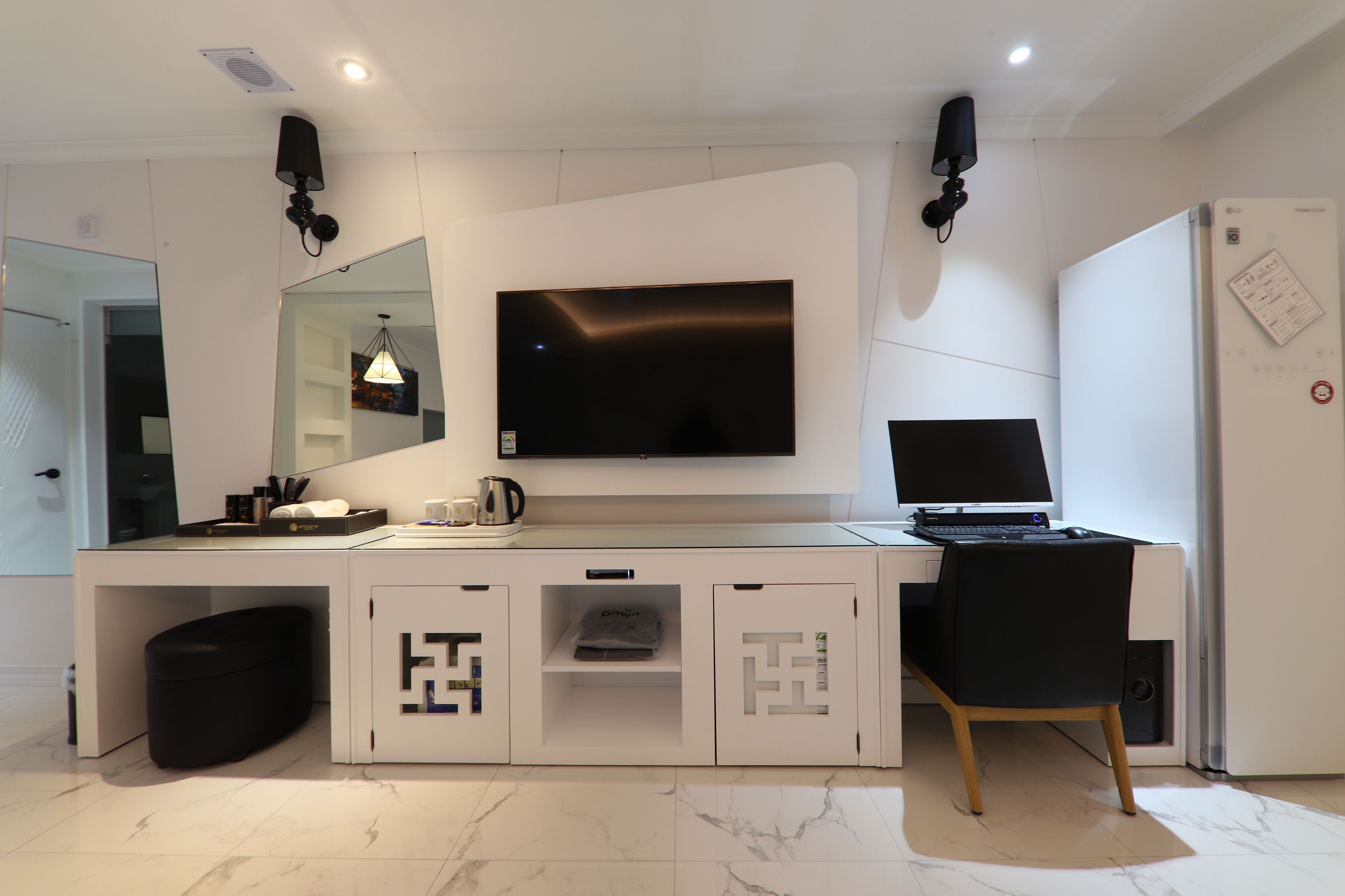 family room, jetted tub | room amenity