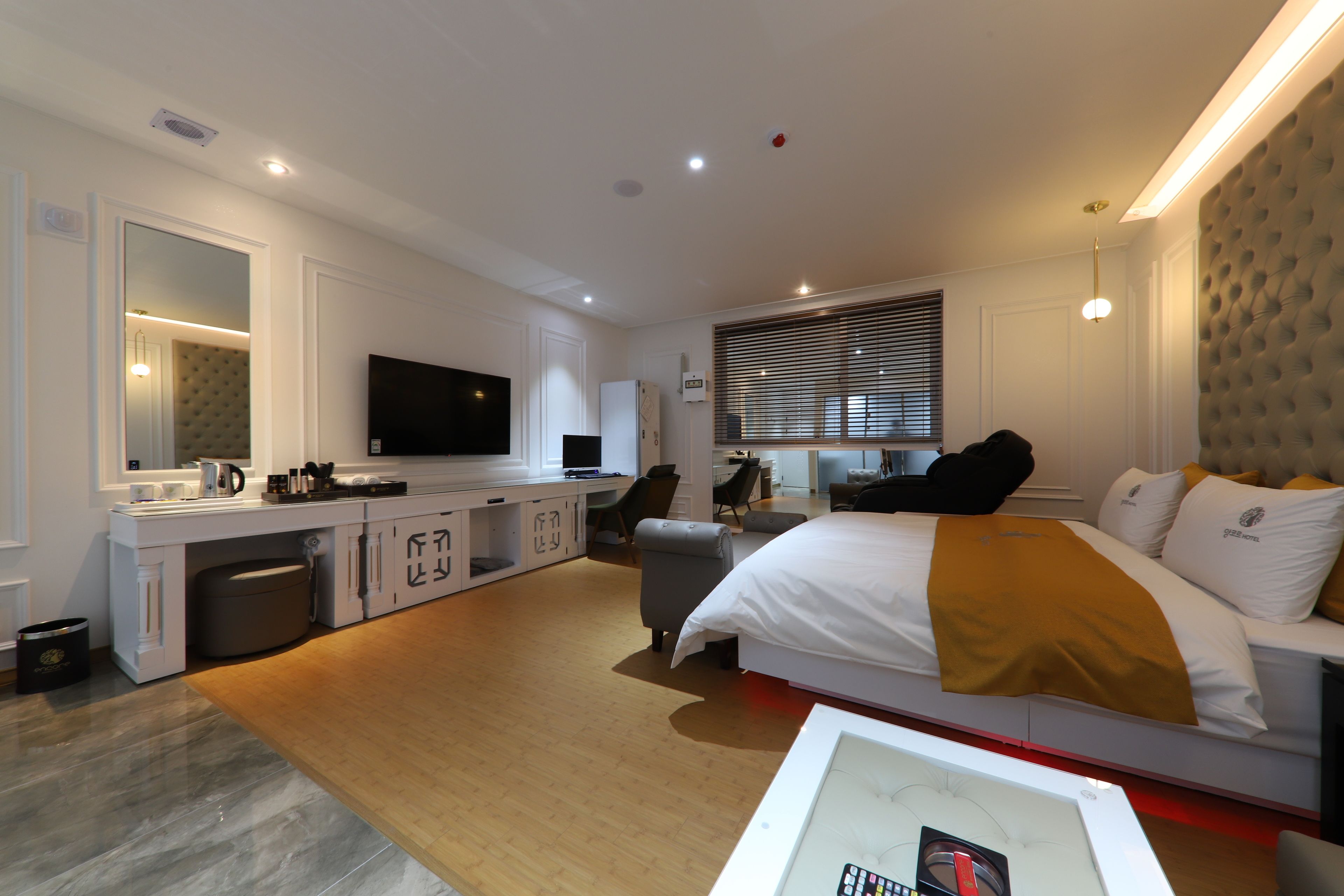 room, jetted tub (special) | desk, blackout curtains, soundproofing, free wifi