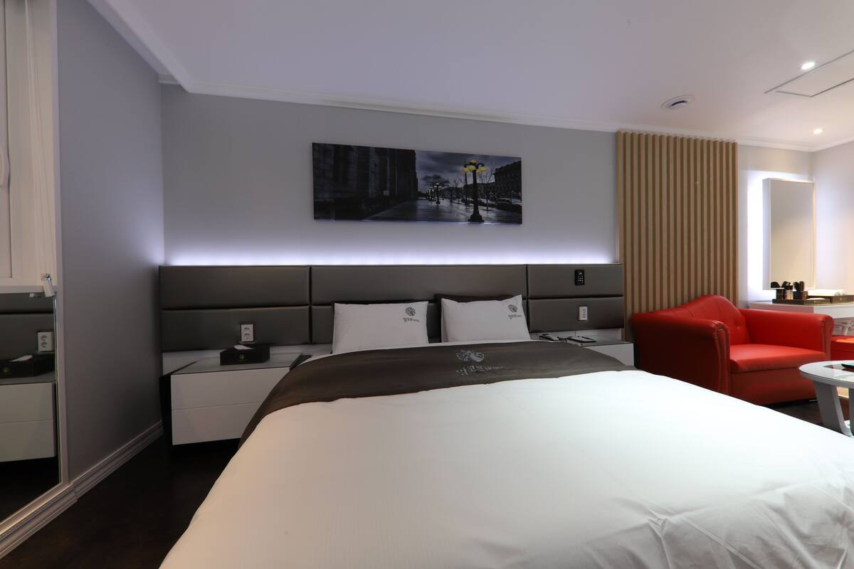 Business-Zimmer (B) | Schreibtisch, Verdunkelungsvorhänge, schallisolierte Zimmer