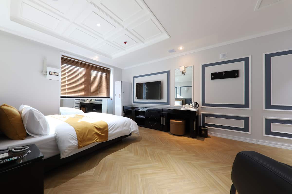 Deluxe kamer, bubbelbad (VIP) | Een bureau, verduisterende gordijnen, geluiddichte muren, gratis wifi