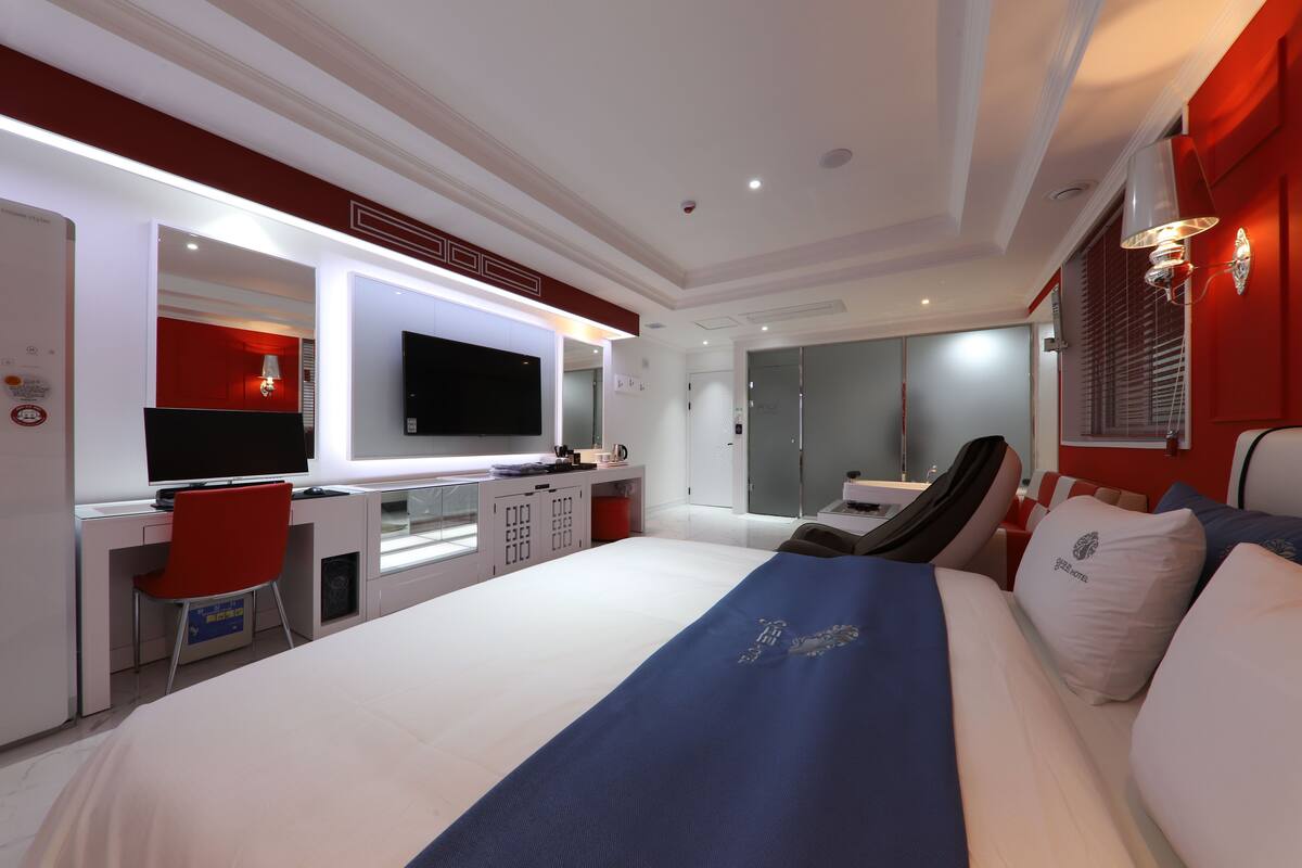 Deluxe-Zimmer, Whirlpool | Schreibtisch, Verdunkelungsvorhänge, schallisolierte Zimmer
