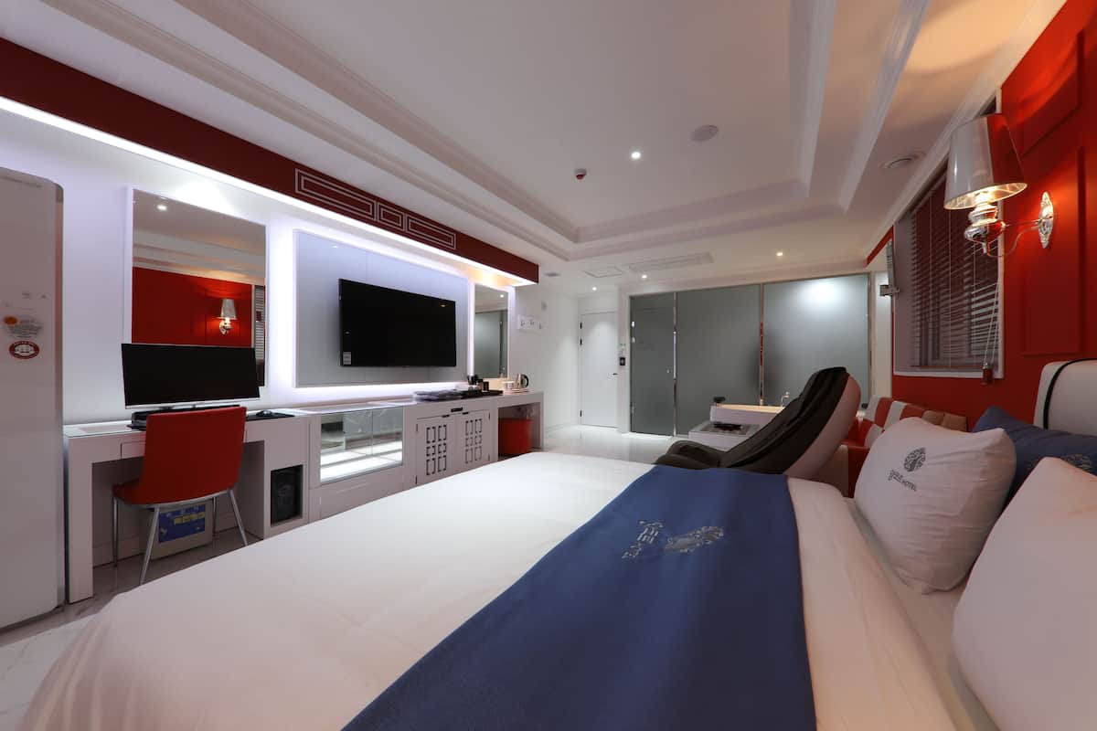 Deluxe kamer, bubbelbad | Een bureau, verduisterende gordijnen, geluiddichte muren, gratis wifi