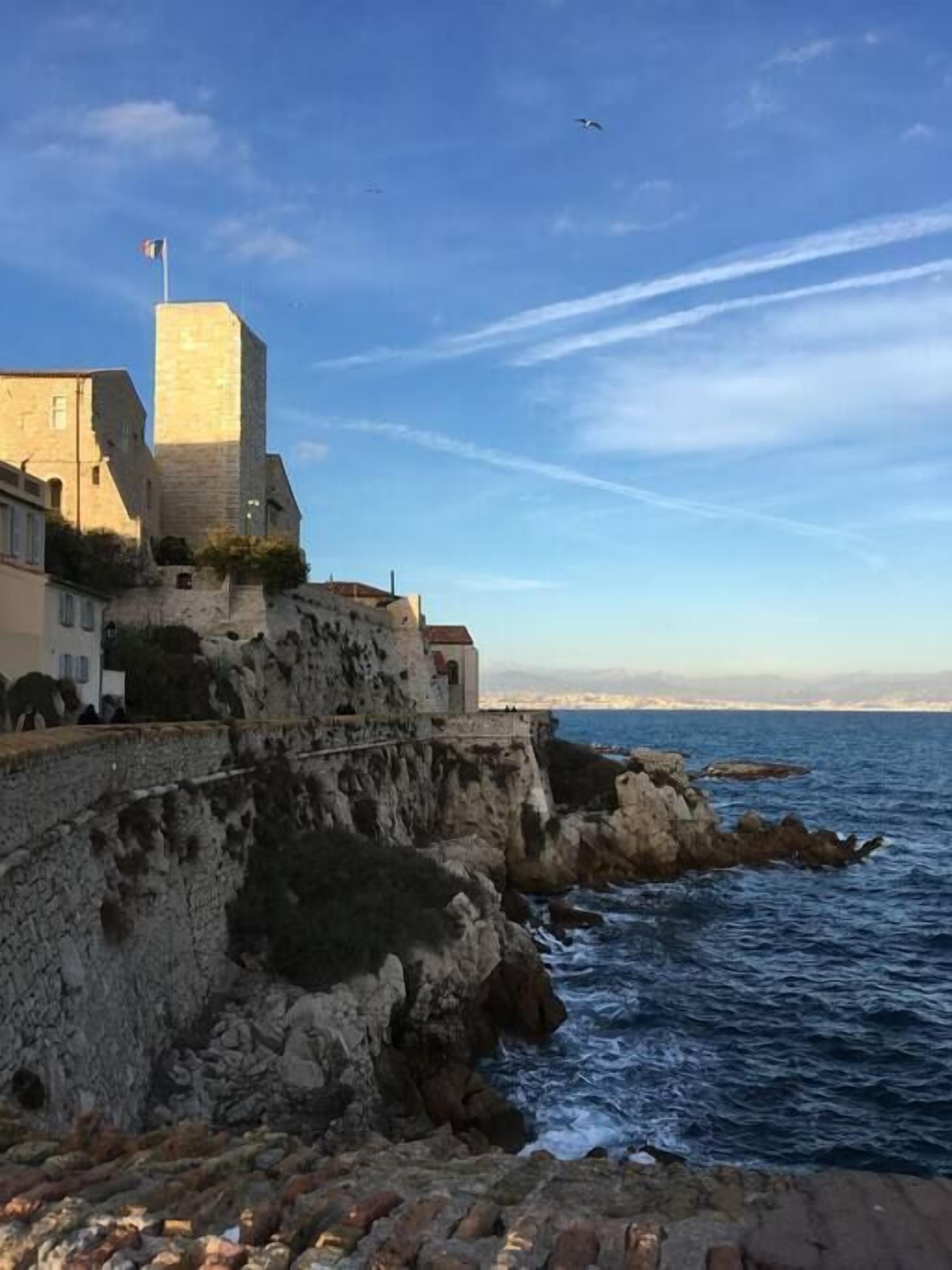 Une forteresse côtière dotée d’une tour imposante, qui domine la mer.