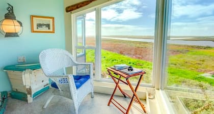 Boat House -huone, jossa on panoraamaikkunoilla varustettu kylpyamme