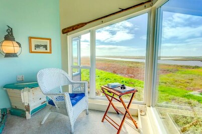 Panoramic views, 2-person soaking tub, Fireplace 2nd Floor