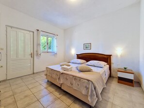 3 bedrooms, iron/ironing board, WiFi, bed sheets