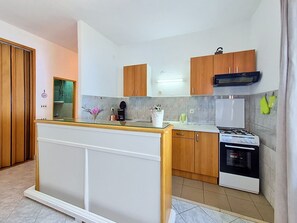 Coffee/tea maker, fridge, oven, stovetop
