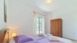 3 bedrooms, iron/ironing board, WiFi, bed sheets - Holiday house Selak * large garden, terrace, sea view, free WiFi (Tucepi)