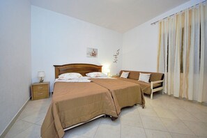 3 bedrooms, iron/ironing board, WiFi, bed sheets