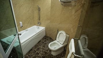Regadera, amenidades de baño gratuitas, secadora de cabello, toallas
