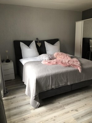 1 slaapkamer, een strijkplank/strijkijzer, wifi, beddengoed