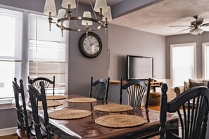 Dining - Williams Bay Lake House-1 Block to Geneva Lake (Williams Bay)