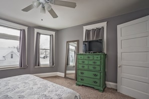 3 bedrooms, iron/ironing board, free WiFi, bed sheets - Williams Bay Lake House-1 Block to Geneva Lake (Williams Bay)