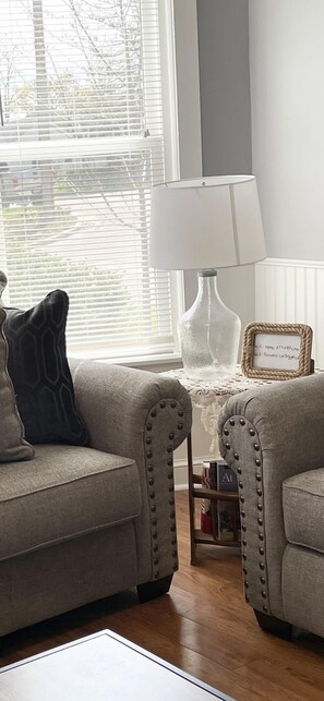 Una Smart TV, un reproductor de DVD, un reproductor estéreo