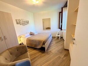 2 makuuhuonetta, silitysrauta/-lauta, ilmainen Wi-Fi, vuodevaatteet