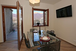 Dining - STRATEGIC LOCATION NEAR BELLAGIO! APT WITH BALCONY GARDEN, &  STUNNING VIEW!  (lezzeno)