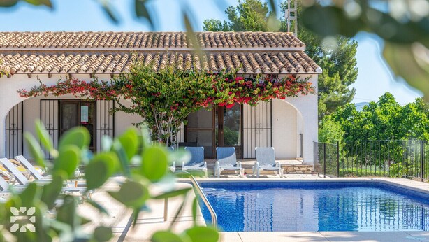A poolside area with a tiled roof, a covered seating area, and a swimming pool. - Villa FUMEPACOON by Abahana Villas (Benissa)