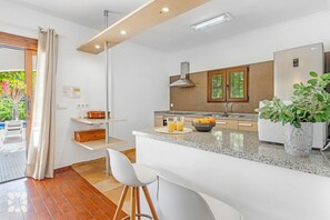 Een koelkast, een microgolfoven, een oven, een kookplaat