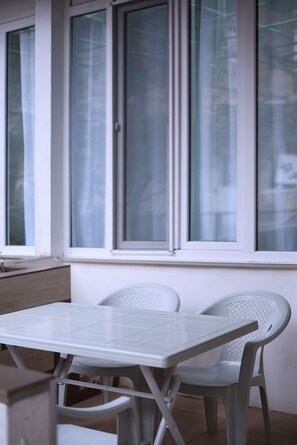 Outdoor dining - Fully equipped, newly renovated bright apartment in the heart of Tbilisi (Dzveli Tbilisi)