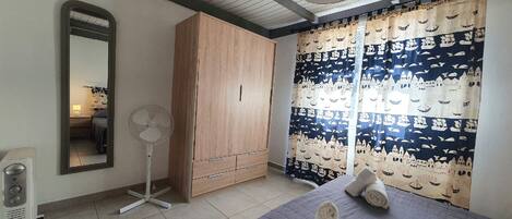 1 bedroom, free internet, bed sheets