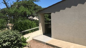 Rakennus, jonka ulkoseinät ovat betonia ja jossa on pieni sisäänkäynti.
