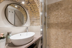 Regadera, secadora de cabello, bidet, toallas