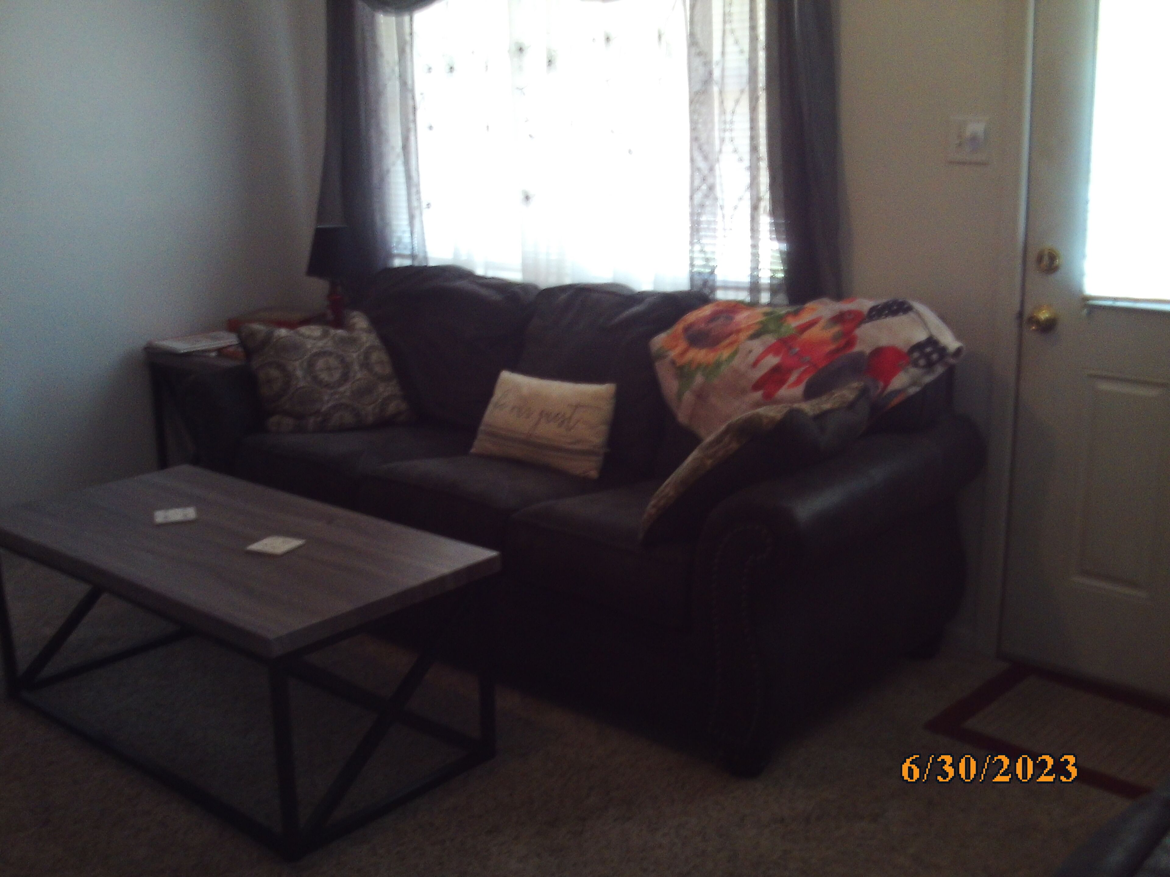 Smart-TV, Kamin, Bücher, Stereoanlage